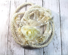 Load image into Gallery viewer, Ivory with Silver Accent Traditional Lasso