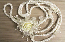 Load image into Gallery viewer, Ivory with Gold Accent Traditional Lasso