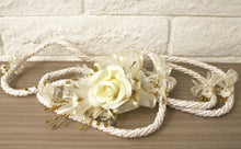 Load image into Gallery viewer, Ivory with Gold Accent Traditional Lasso